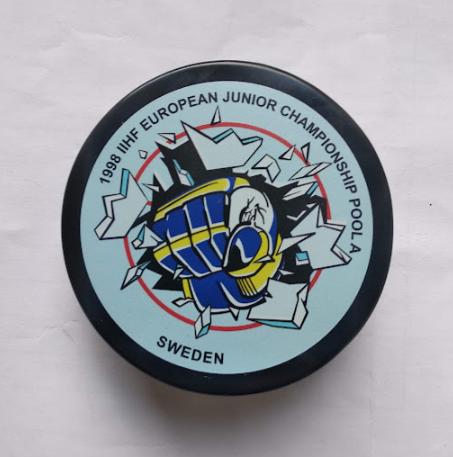 Хоккей - официальная сувенирная шайба турнира ЧЕ 1998 U18 дивизион А Швеция