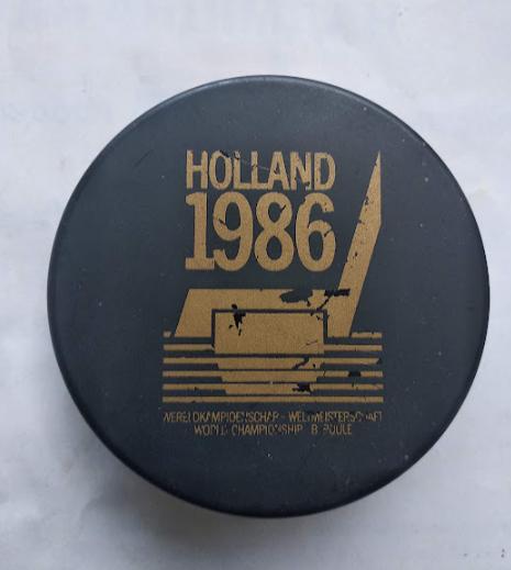 Хоккей - официальная игровая шайба Чемпионат Мира 1986 дивизион В Нидерланды.