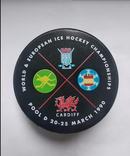 Хоккей - официальная сувенирная шайба турнира ЧМ 1990 дивизион D Великобритания.