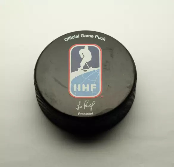 Хоккей официальная игровая шайба IIHF Чемпионат Мира 2022 U18 див. II-А Эстония. 1