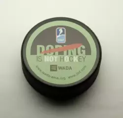 Хоккей официальная шайба IIHF для раскатки на турнирах Чемпионатов Мира.