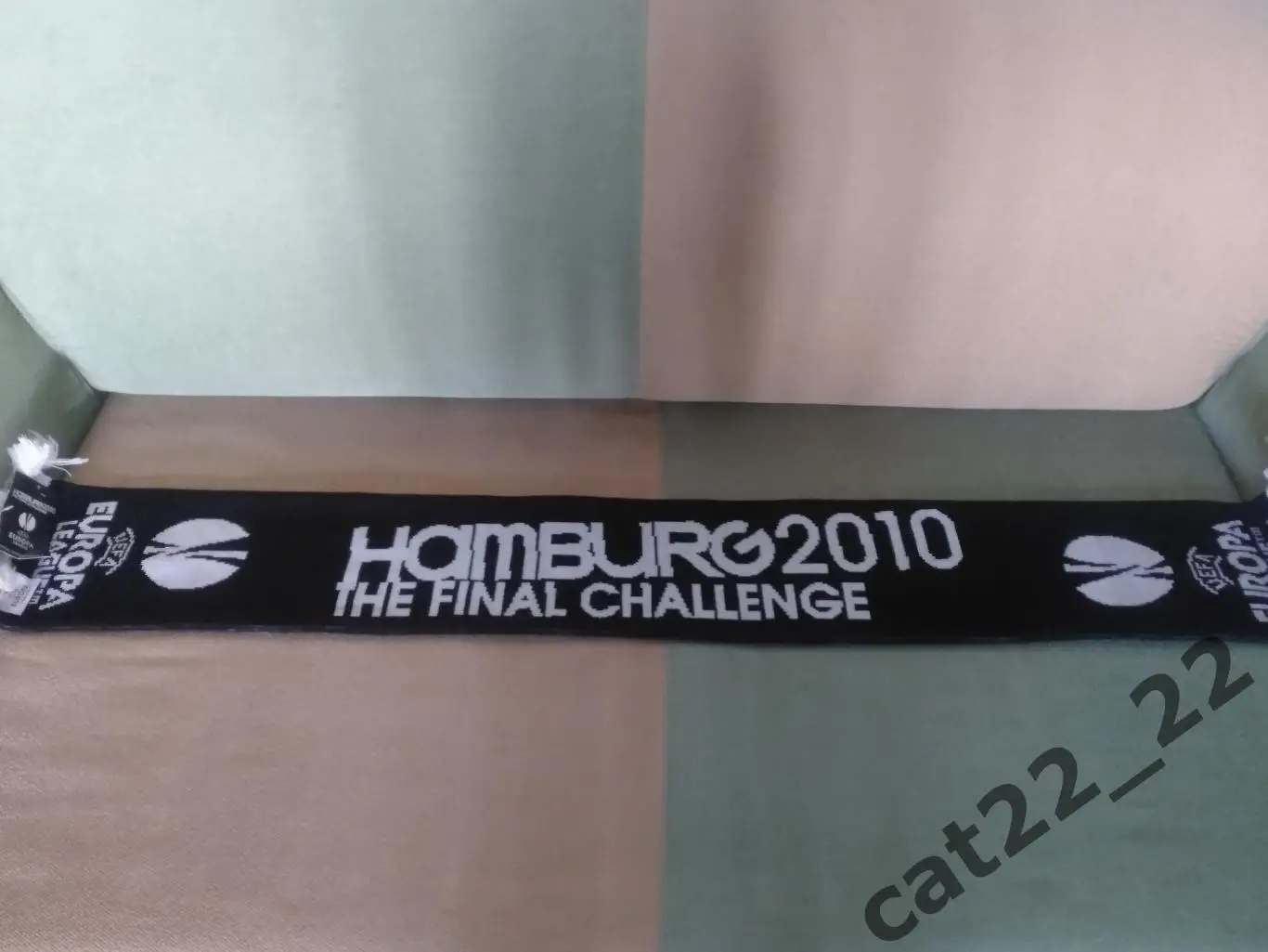 Лот № 1. Шарф футбольный. Атлетико Мадрид Испания - Фулхэм Лондон Англия 2010