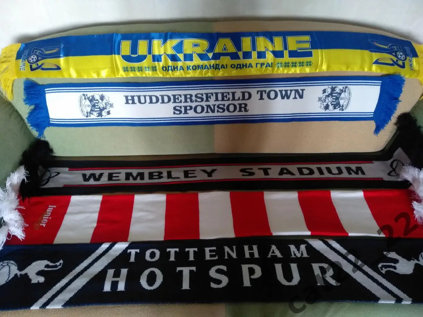 Лот № 81. Шарф футбольный. Хаддерсфилд Таун, Уэмбли, Арсенал, Тоттенхэм Хотспур