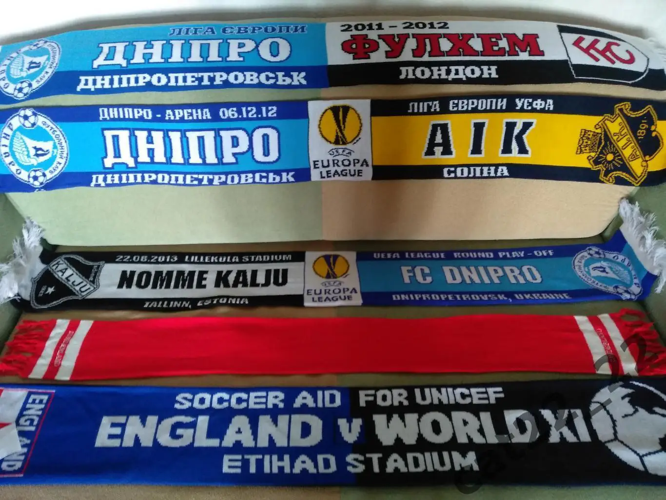 Лот № 83. Шарф футбольный. Днепр Днепропетровск Украина, Сандерленд Англия