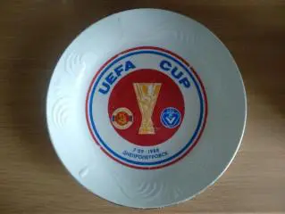 Сувенир.Фарфоровая тарелка. Днепр Днепропетровск СССР/Украина-Бордо Франция 1988