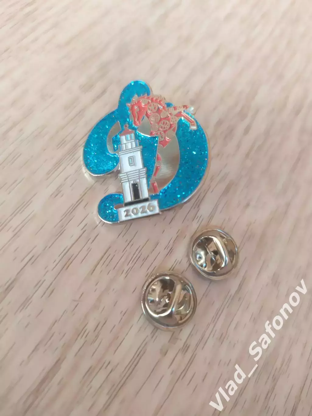 Значок. Динамо(Владивосток). Новинка 2025. Год красной лошади 2026.