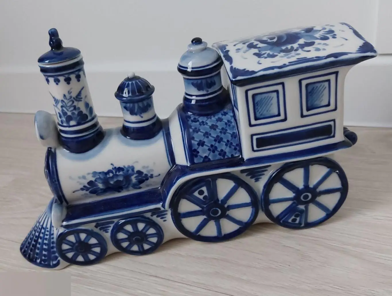 Статуэтка, Паровоз, Керамика, Бутылка, Гжель 0.5-0.7 приблизительный объем ЖД Же