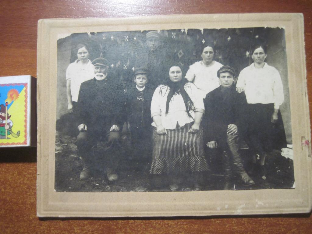 Фото семьи на паспарту Украина 10-20-е годы