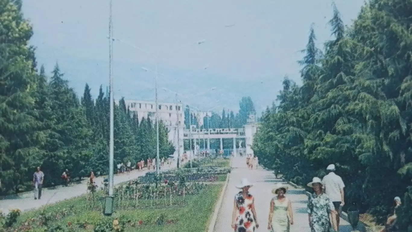 Открытка мультивью Алушта Вход на стадион Спартак Памятник Совет правит-ву 1975 1