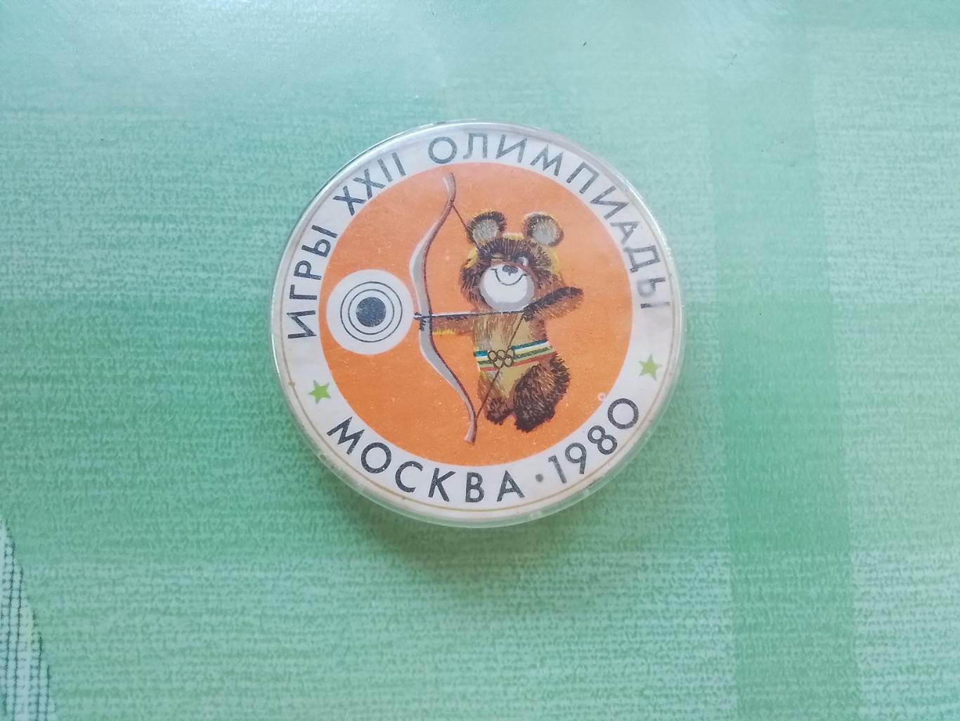Пластмассовый знак Олимпиада 1980 Мишка Стрельба из лука