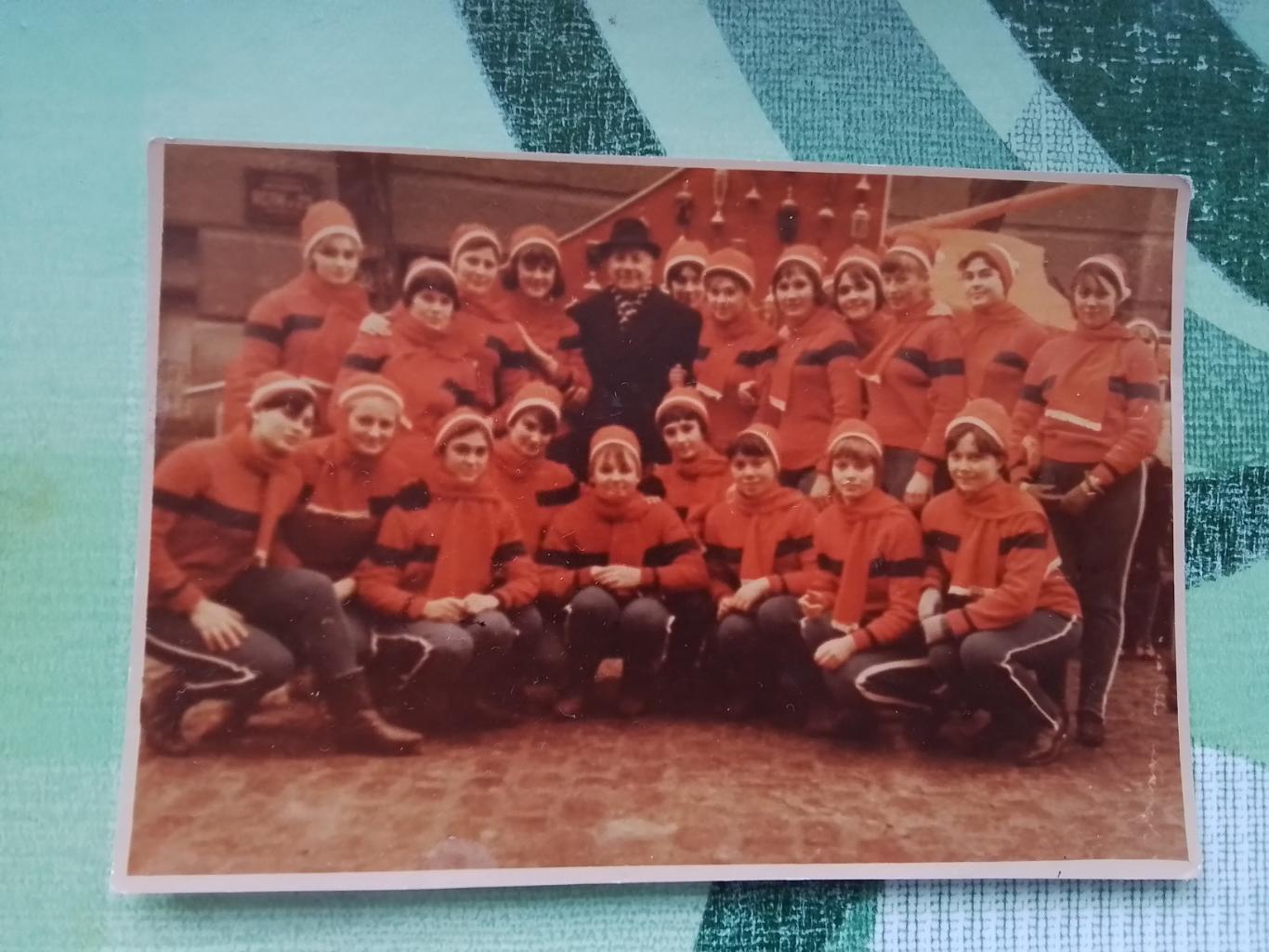 Фото Оригинал Турчин с молод составом Спартак Киев Гандбол на фоне кубков 1 1970