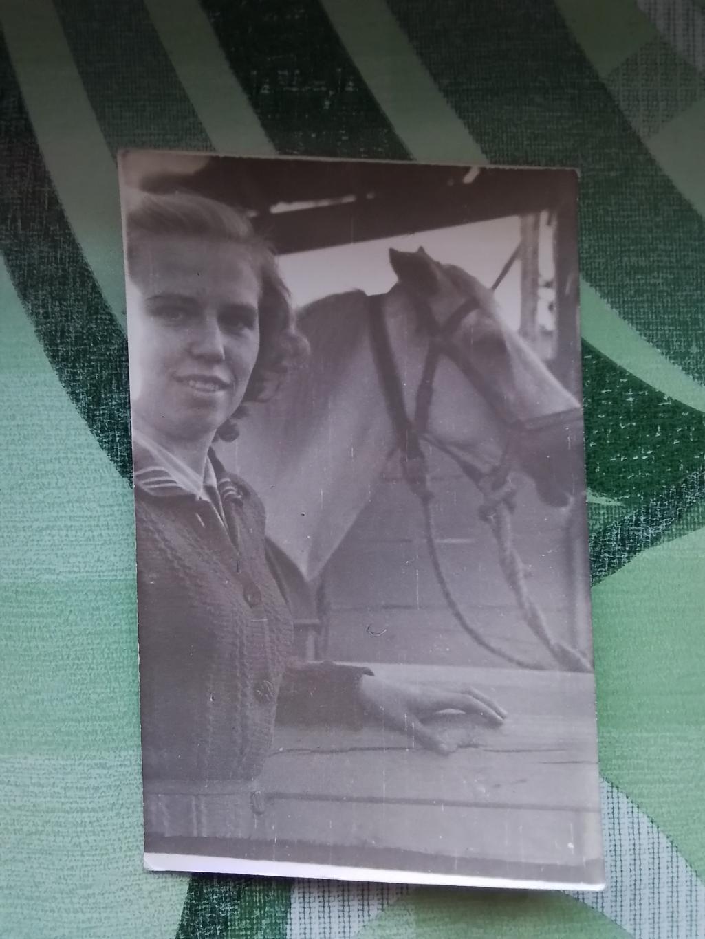 Фото Девушка с лошадью на конюшне 1960-е годы