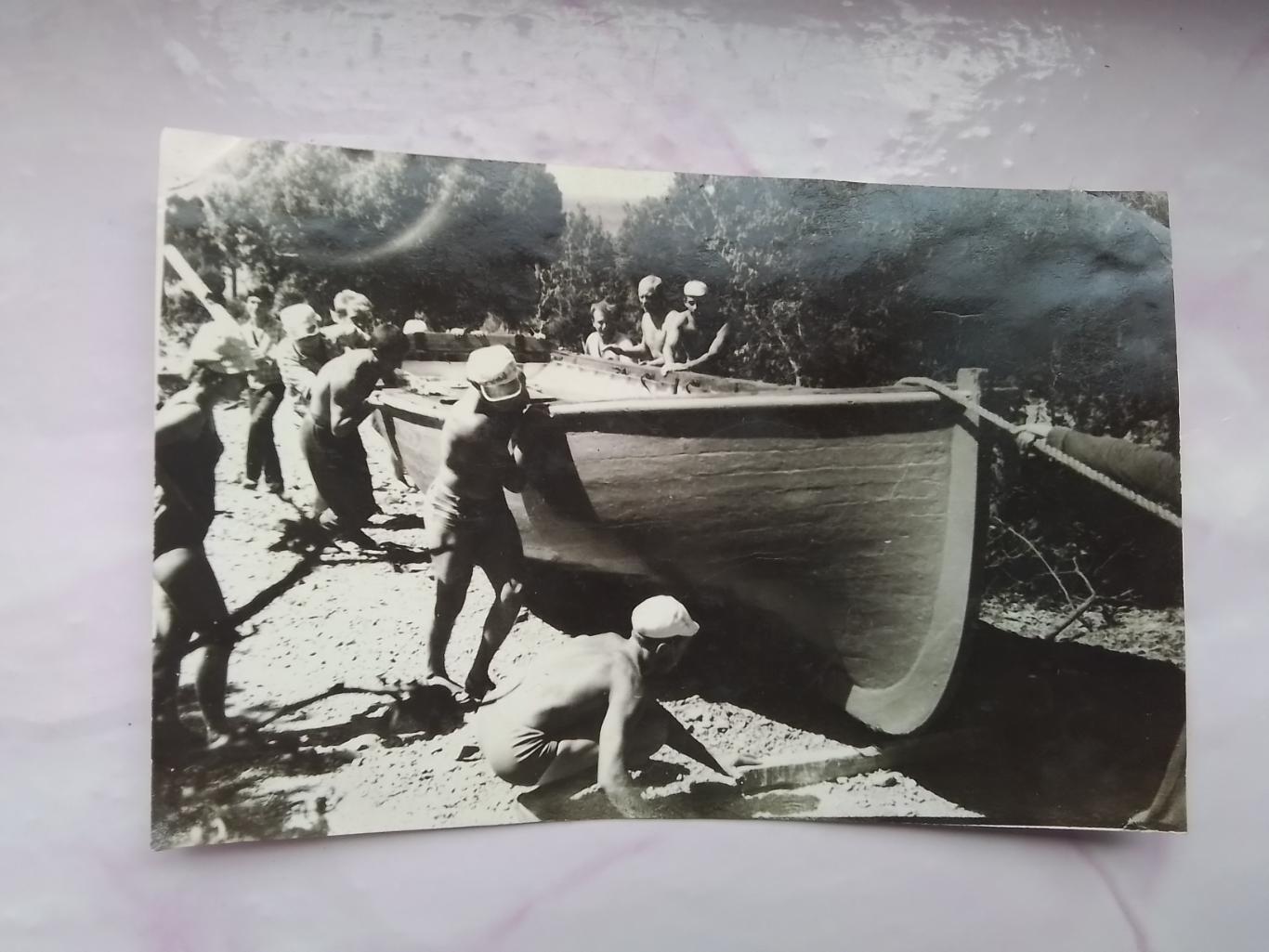 Фото Большую шлюпку тянут на воду 1960-е годы