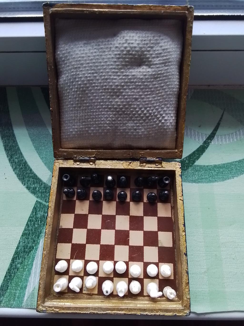 Шахматы мини дорожные пластмассовые Доска старая 1950-х годов