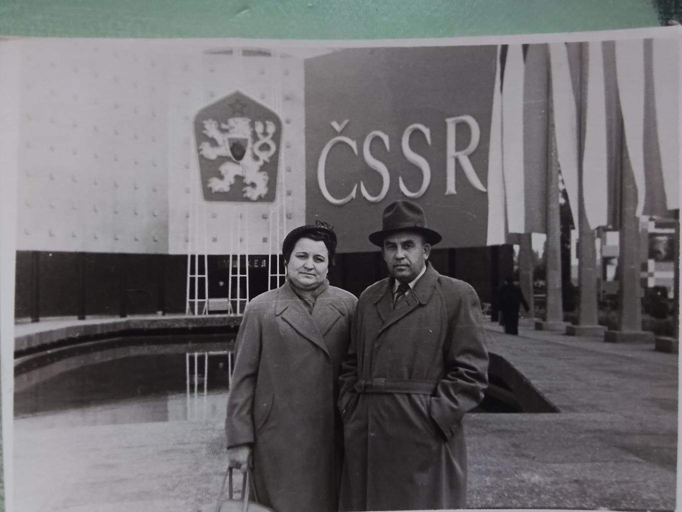 Фото Киев М и Ж на фоне Дней чехословацкой культуры 1960