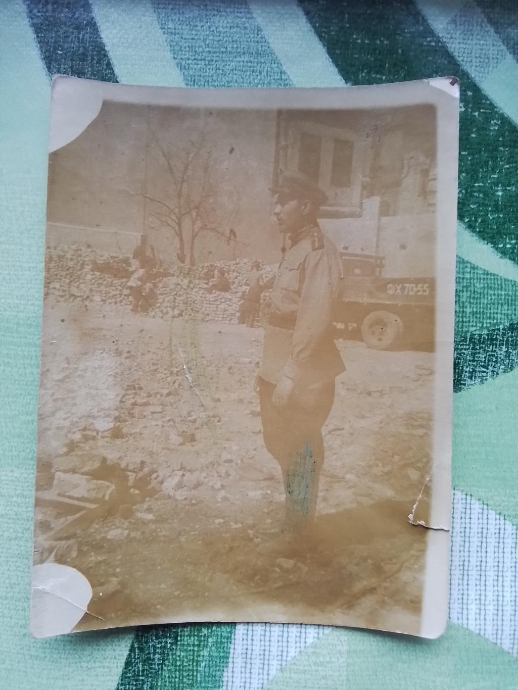 Фото Лейтенант у штаба полка в освобожденной Одесса виден номер полуторки 1944