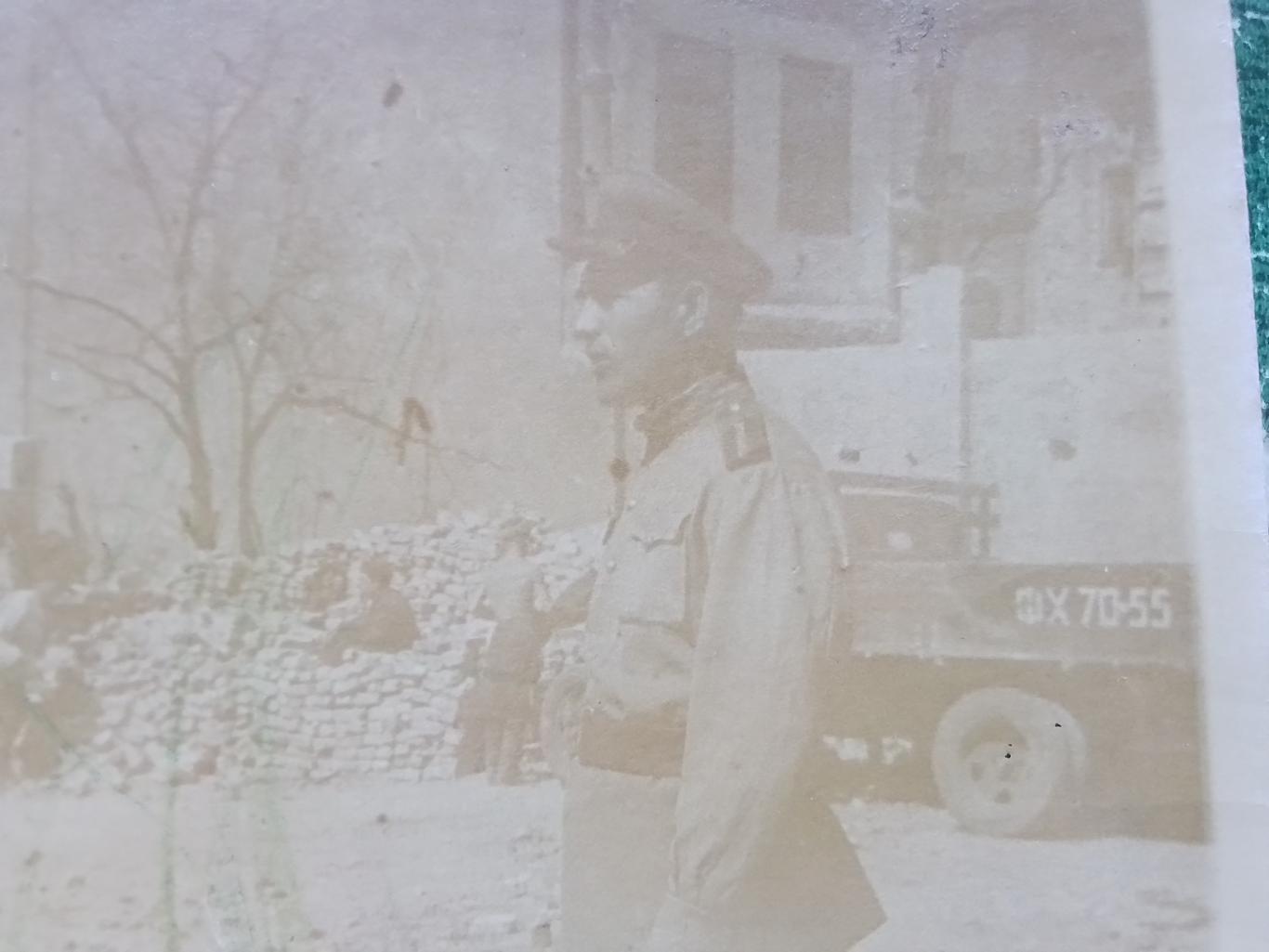 Фото Лейтенант у штаба полка в освобожденной Одесса виден номер полуторки 1944 1