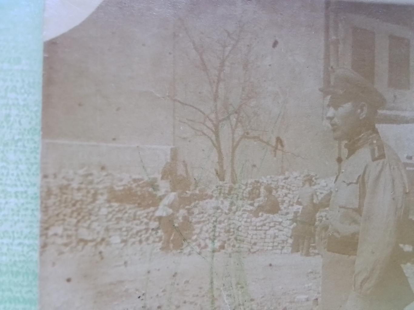 Фото Лейтенант у штаба полка в освобожденной Одесса виден номер полуторки 1944 2