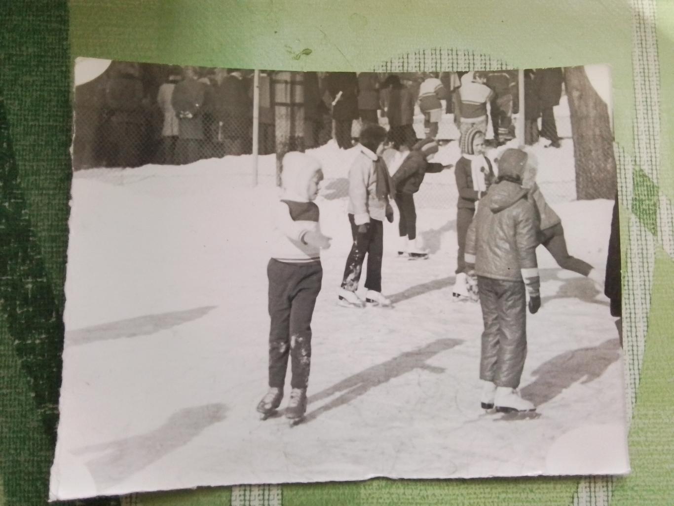 Фото Девочки фигуристки мужики на соседней площадке детский хоккей смотрят 1970