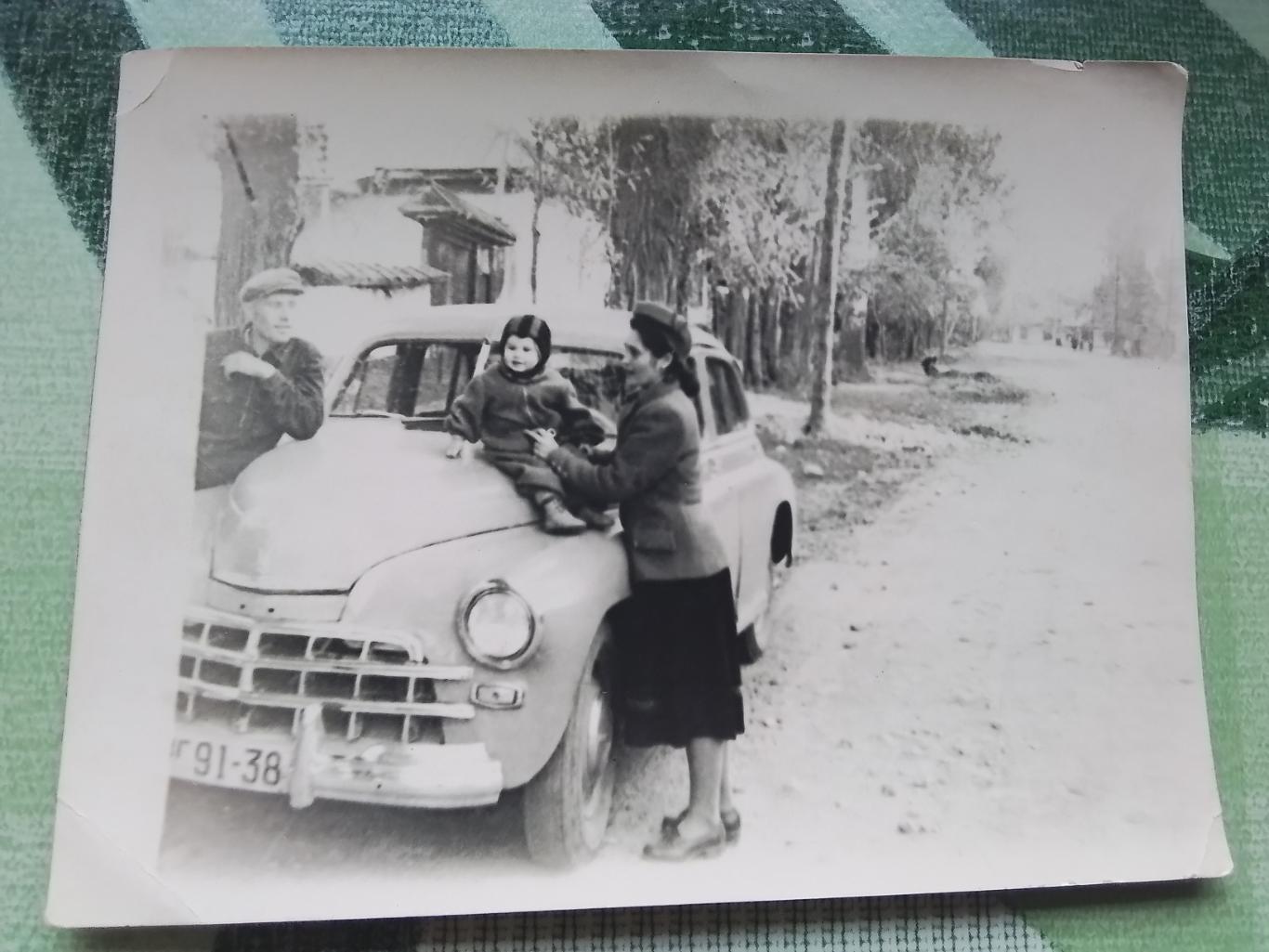 Фото Семья на ГАЗ-20-М Победа номер ШГ Алма-Ата 1947