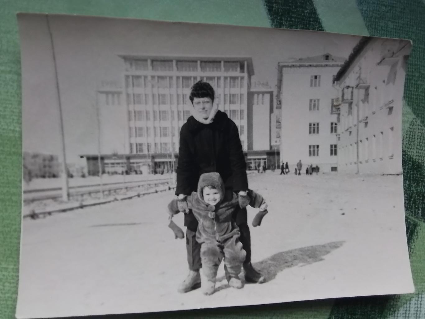 Фото Неизвестный ж/д вокзал Мама и сын Начало 1960 гг