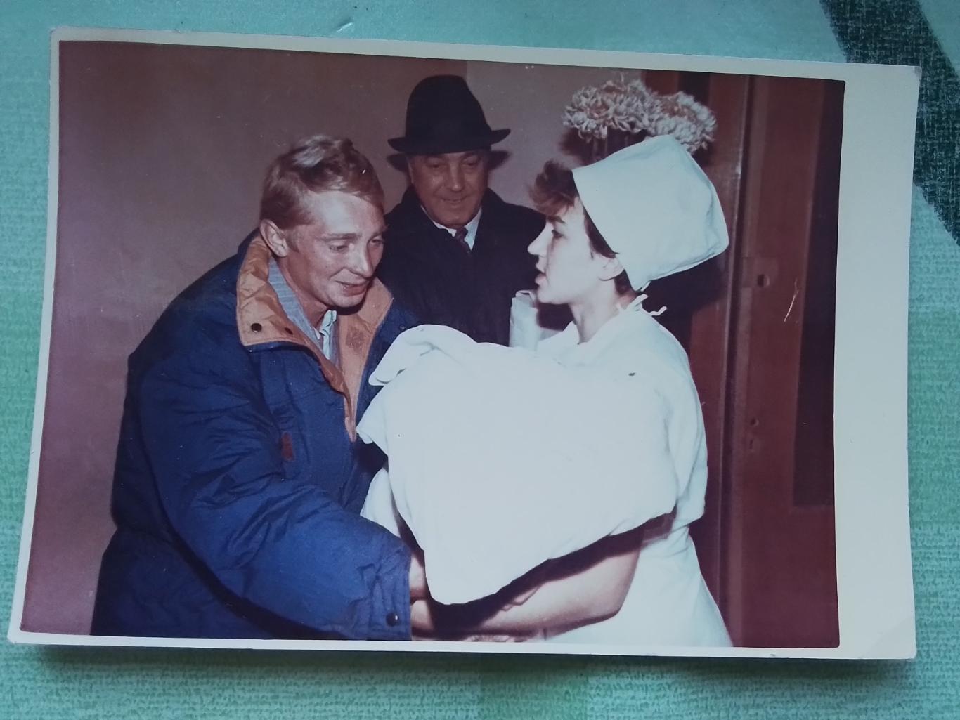 Фото цветное Медицина Выдача новорожденного отцу и деду 1960 гг