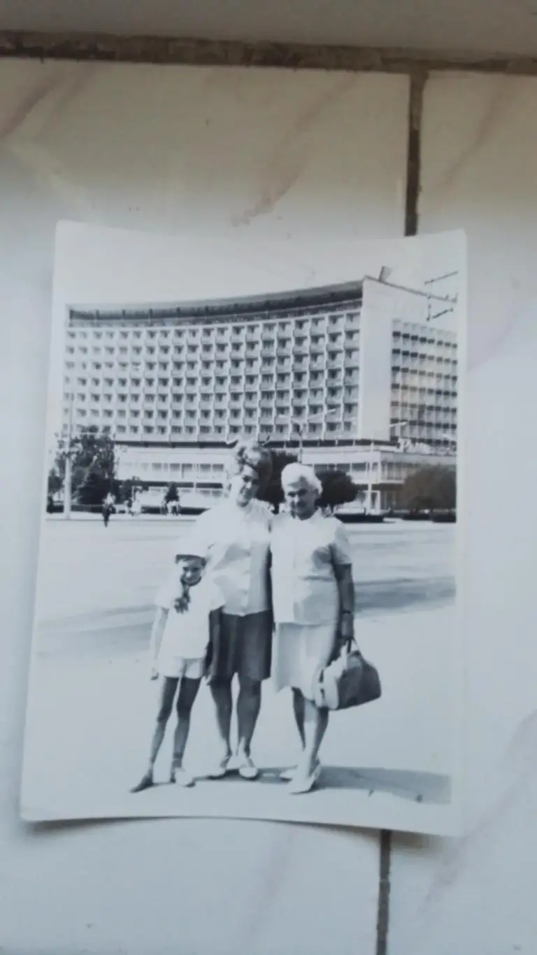 Фото Запорожье Трое у гостиницы Интурист 1965 - 1971 годы