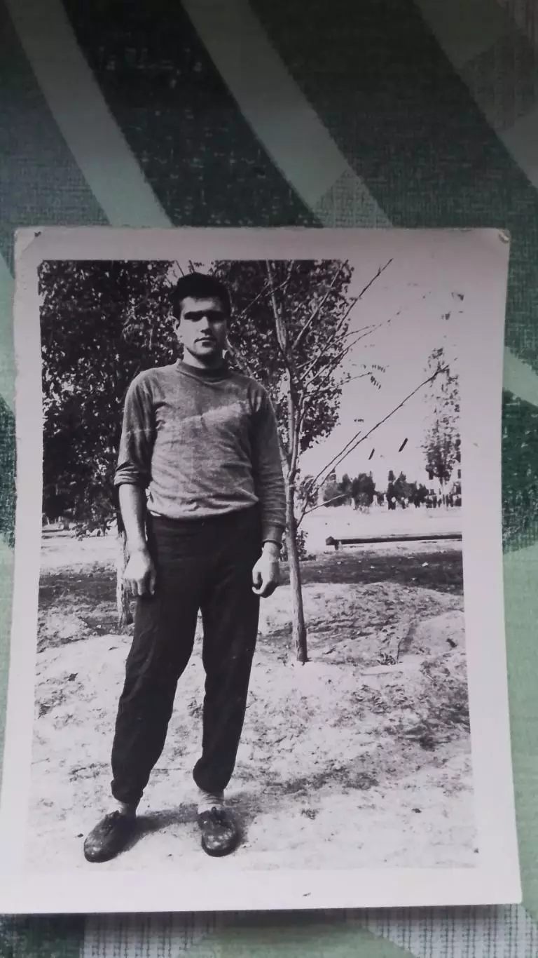 Фото футбол Стадион Парень в спорт форме на фоне поля 1961 - 1966 гг