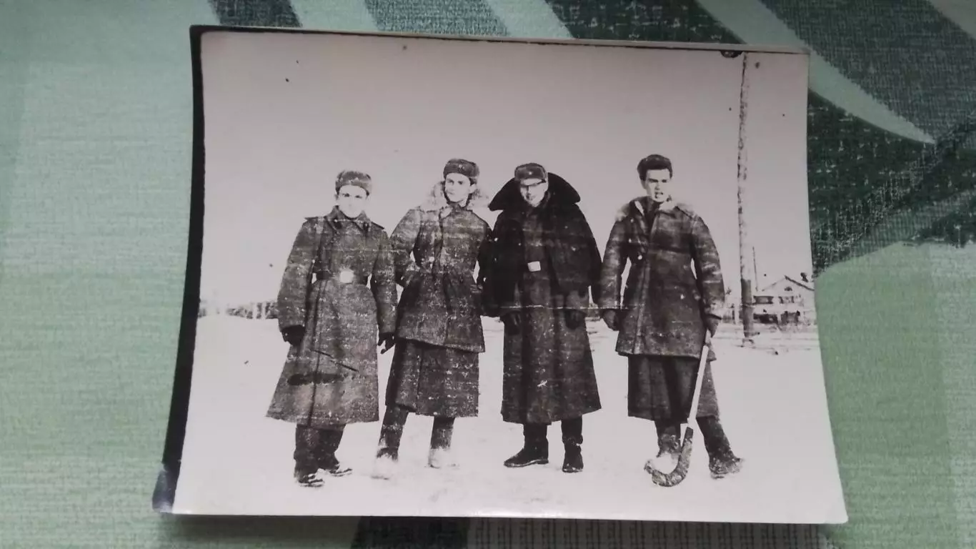 Фото Четверо солдат в лютый мороз У одного клюшка Русский хоккей 1956 - 1960