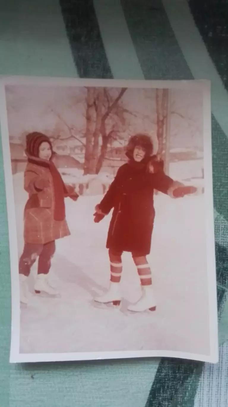 Цветное фото 2 девочки на катке Коньки 1965 - 1970 гг
