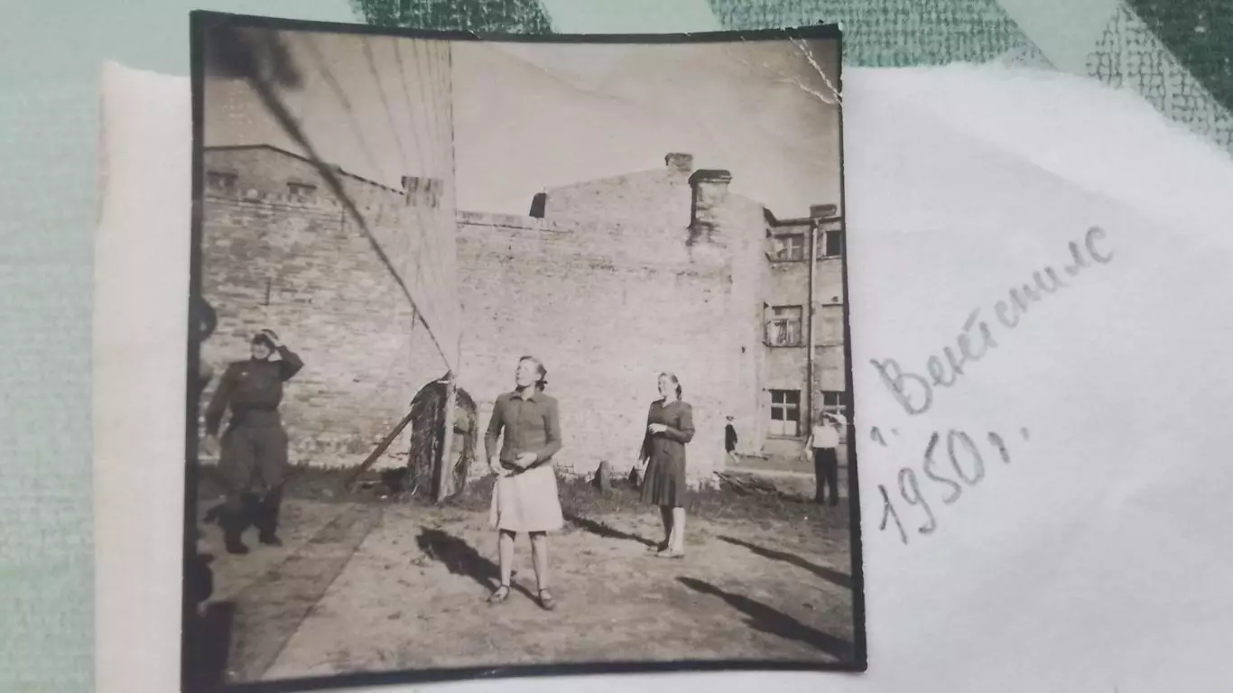 Мини фото Вентспилс Солдаты и девушки Аналог пляжный волейбол 2 на 2 1950 год