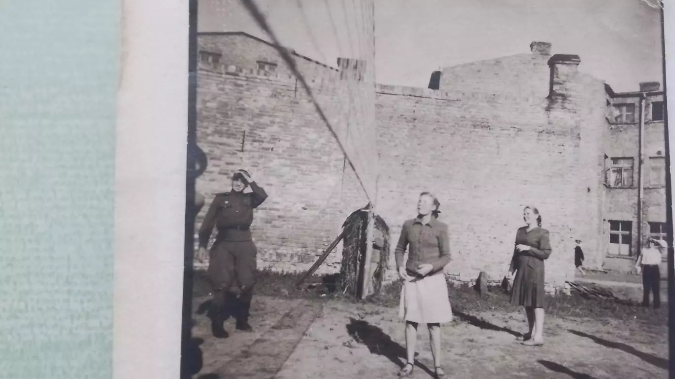 Мини фото Вентспилс Солдаты и девушки Аналог пляжный волейбол 2 на 2 1950 год 1