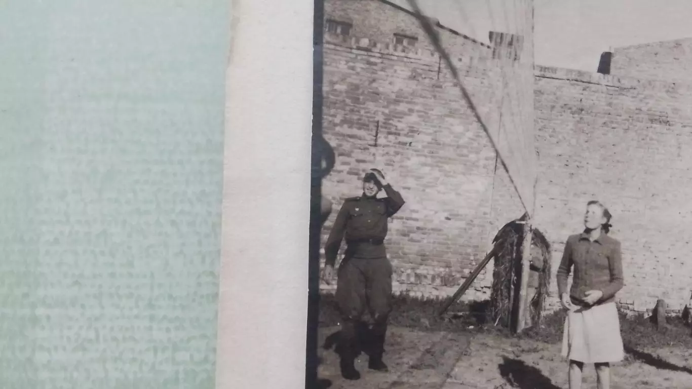 Мини фото Вентспилс Солдаты и девушки Аналог пляжный волейбол 2 на 2 1950 год 2