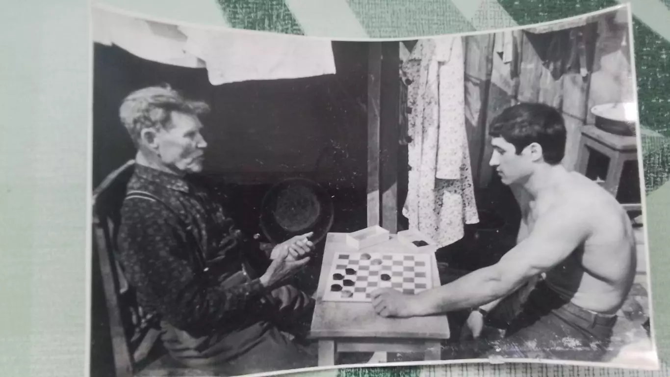 Фото Дед с внуком играют в шашки на даче 1965 - 1970 гг