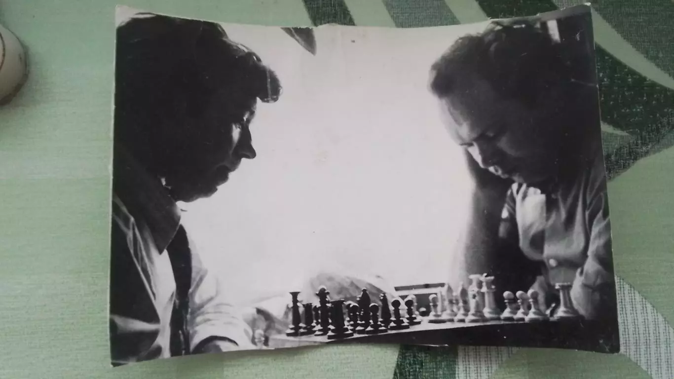 Фото М и Ж играют в шахматы в поезде Дебют Слева похожа на Е Ханаева 1965 - 1967