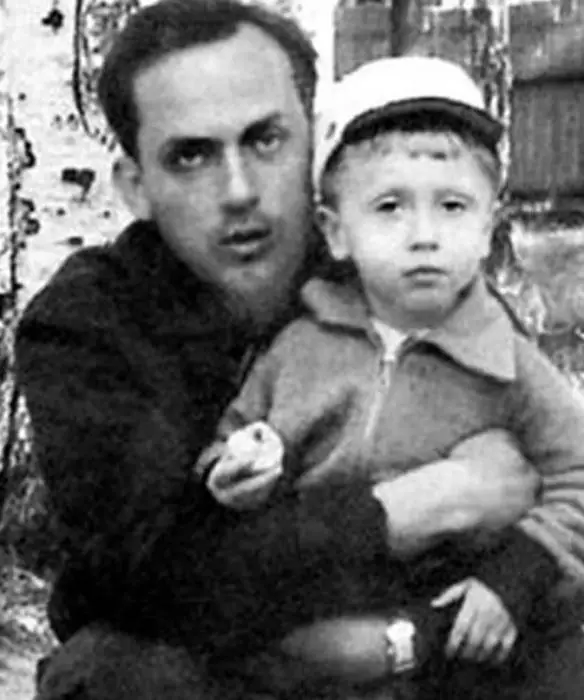 Фото М и Ж играют в шахматы в поезде Дебют Слева похожа на Е Ханаева 1965 - 1967 4