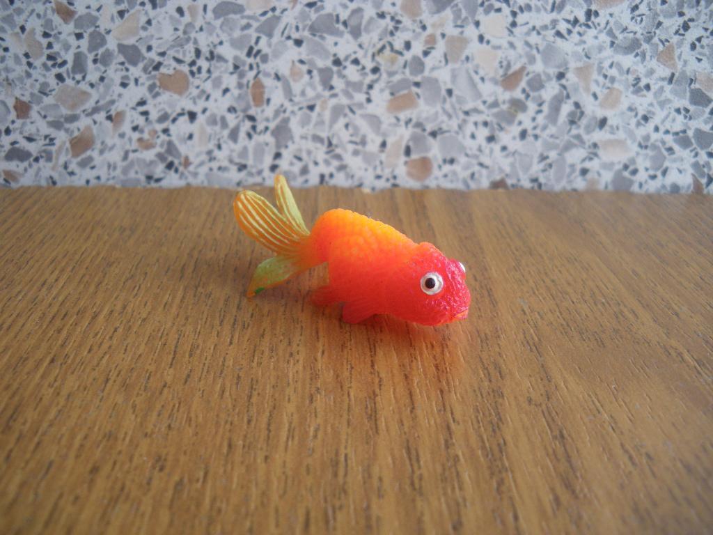 Елочная игрушка «Золотая рыбка». Поделка из пластикового яйца от «киндер-сюрприза»