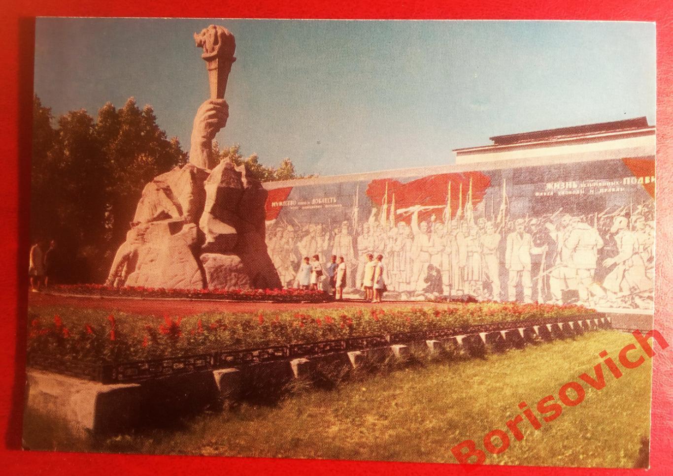Новосибирск Памятник героям революции 1972