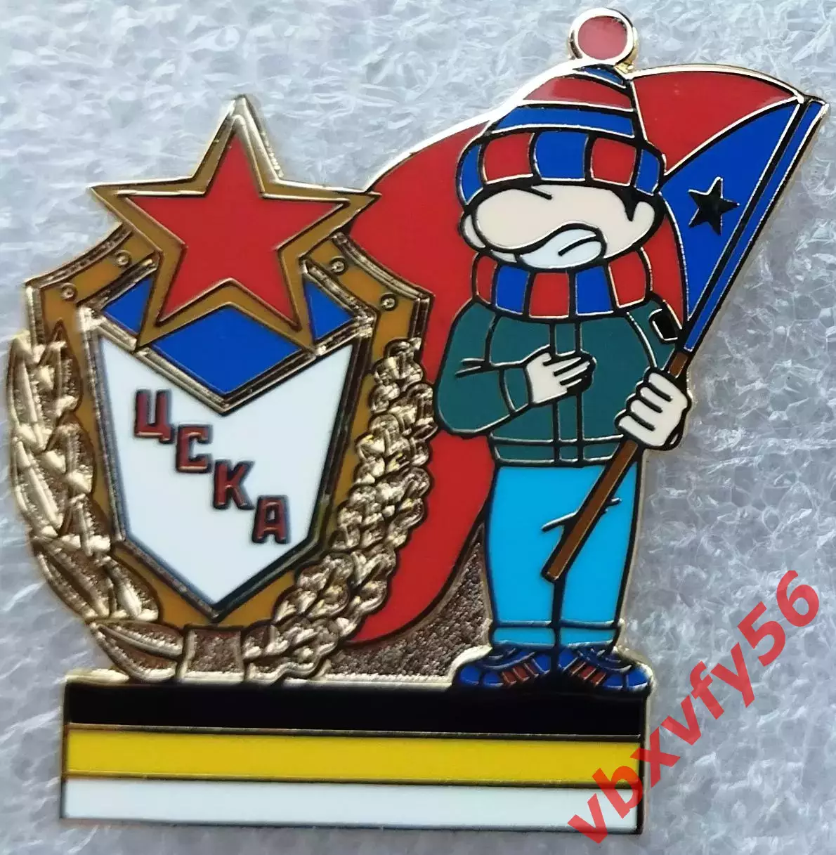 Значок ЦСКА(Москва)- Фанат с флагом и эмблемой