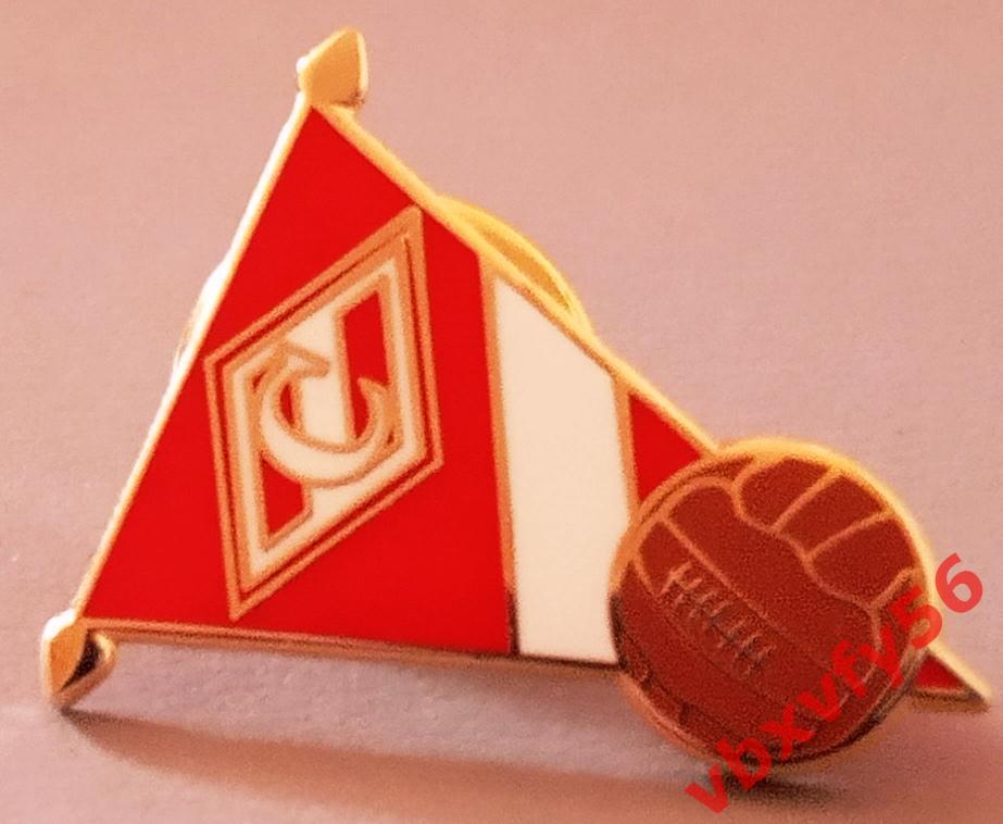 Значок Спартак Москва вымпел с мячом на красном фоне
