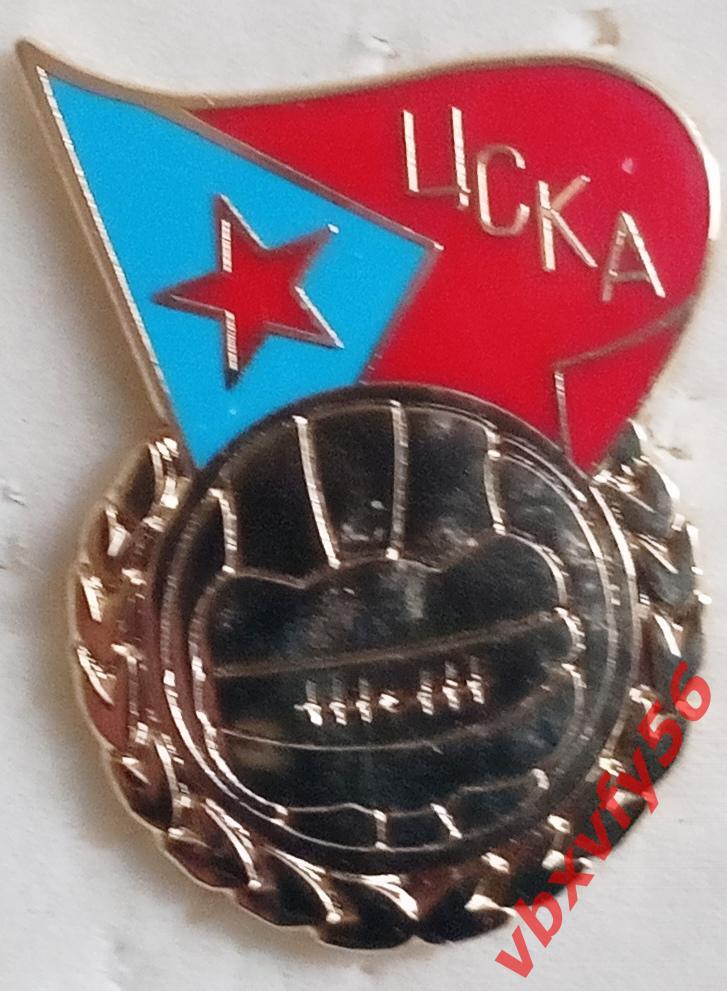 Значок ЦСКА Москва мяч с флагом на красном фоне