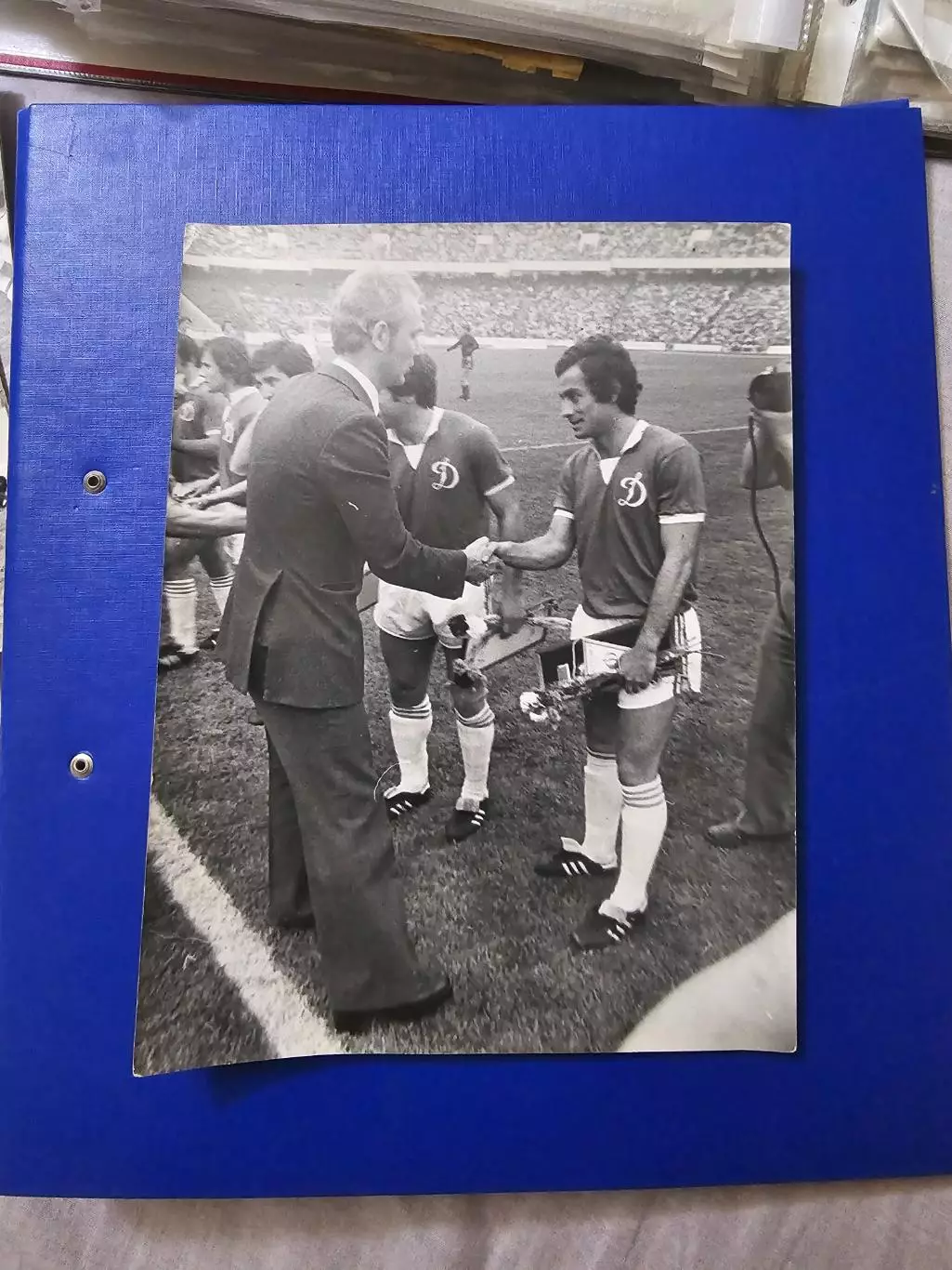 Киев 1981 г. Лобановски поздровляет Динамо Тбилиси с кубком кубков.