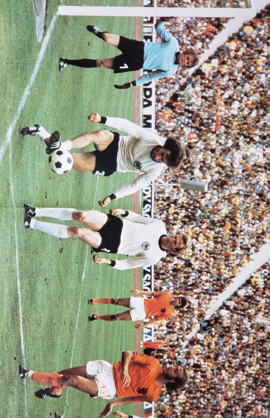 Книга -Фотоальбом ФУТБОЛ 1975 1