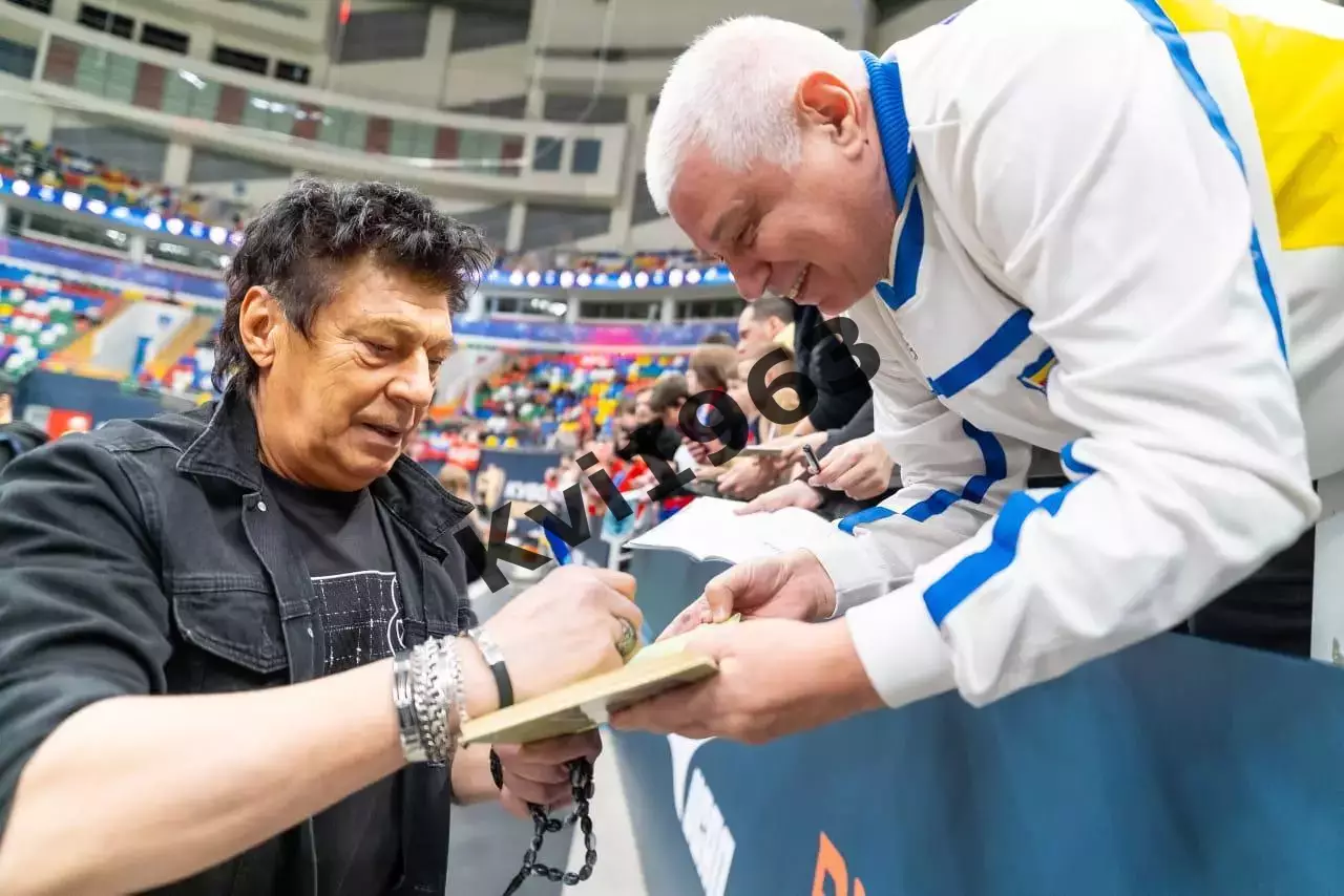 КнигаКоманда начинается с вратаряавтограф Рината Дасаева 2