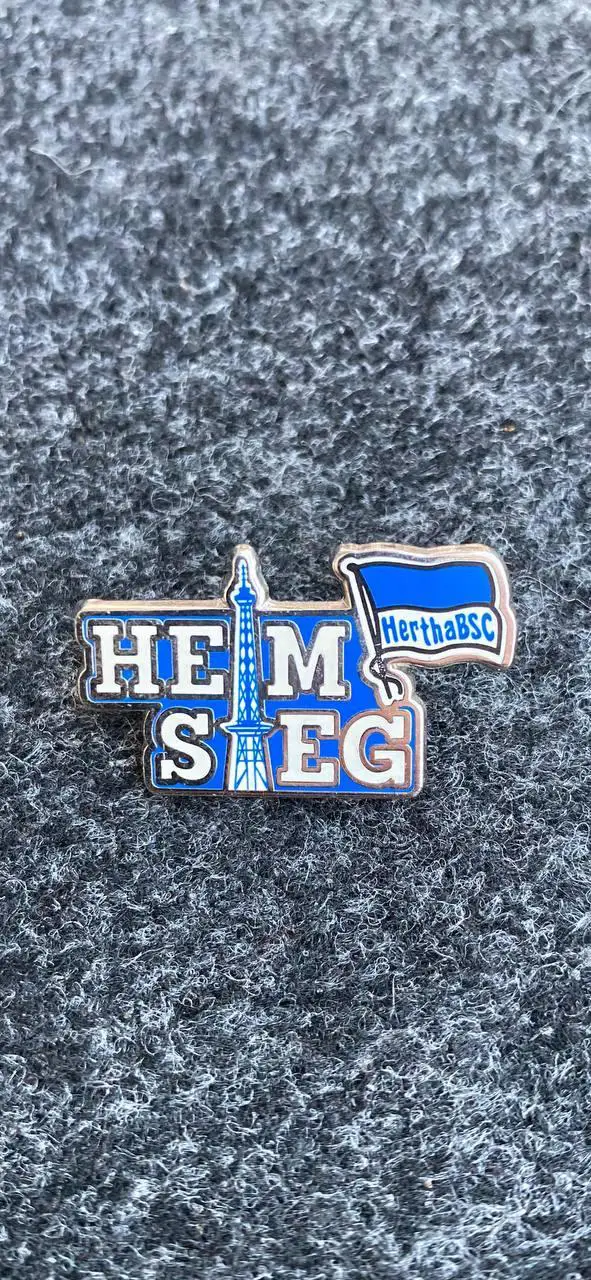 ...Герта Берлин. Официальный знак. . . . ...