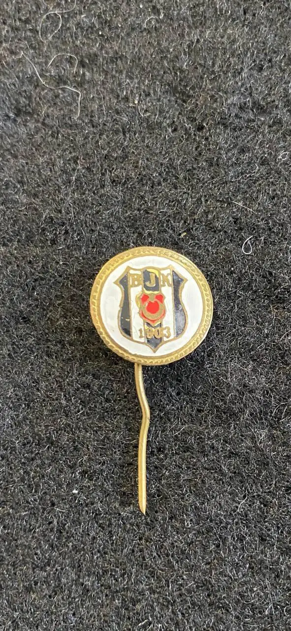 … . .. Бешикташ. Винтажный знак….. .