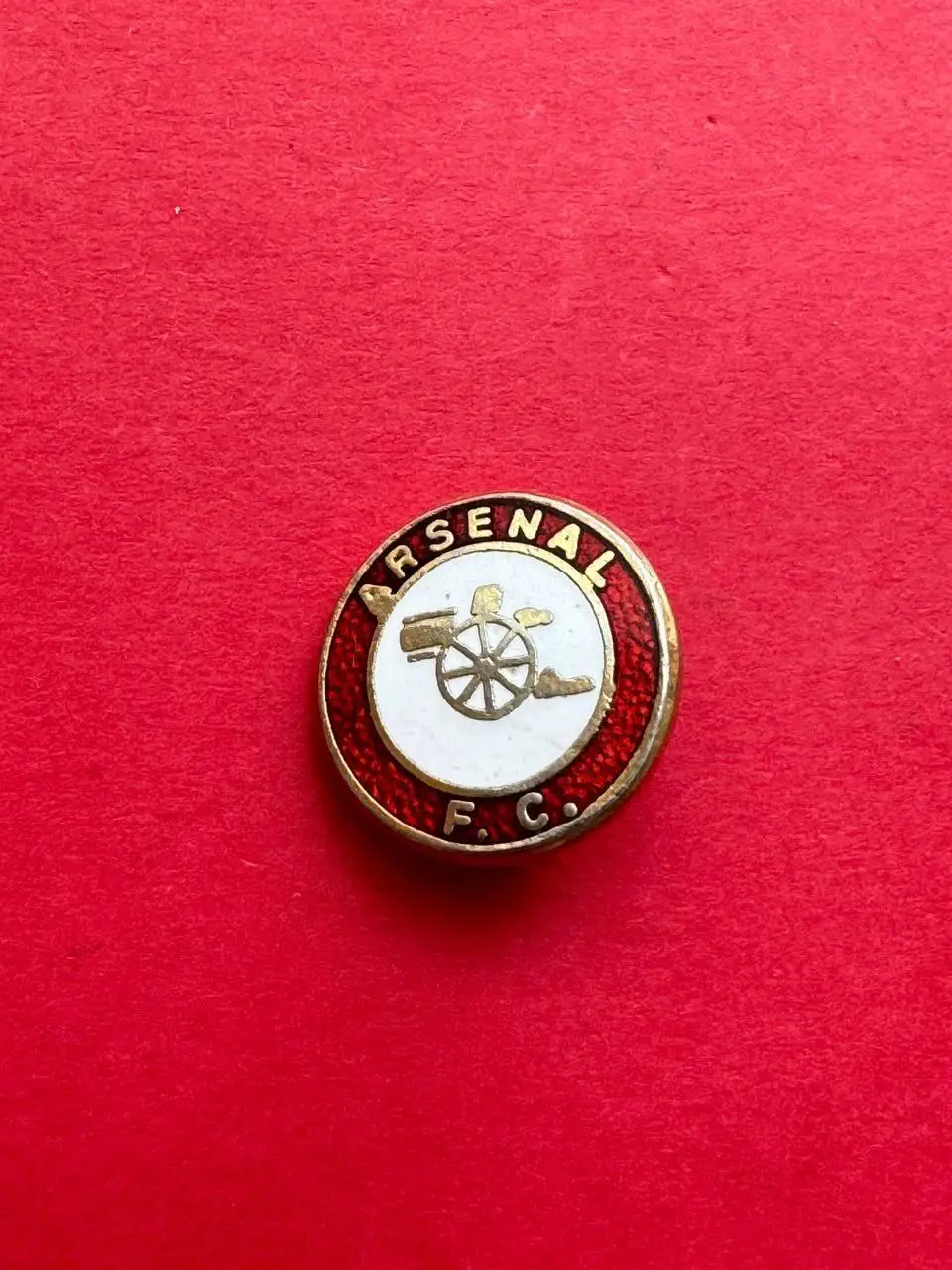 . .- . --Арсенал. Английский винтажный знак/ .--, --.