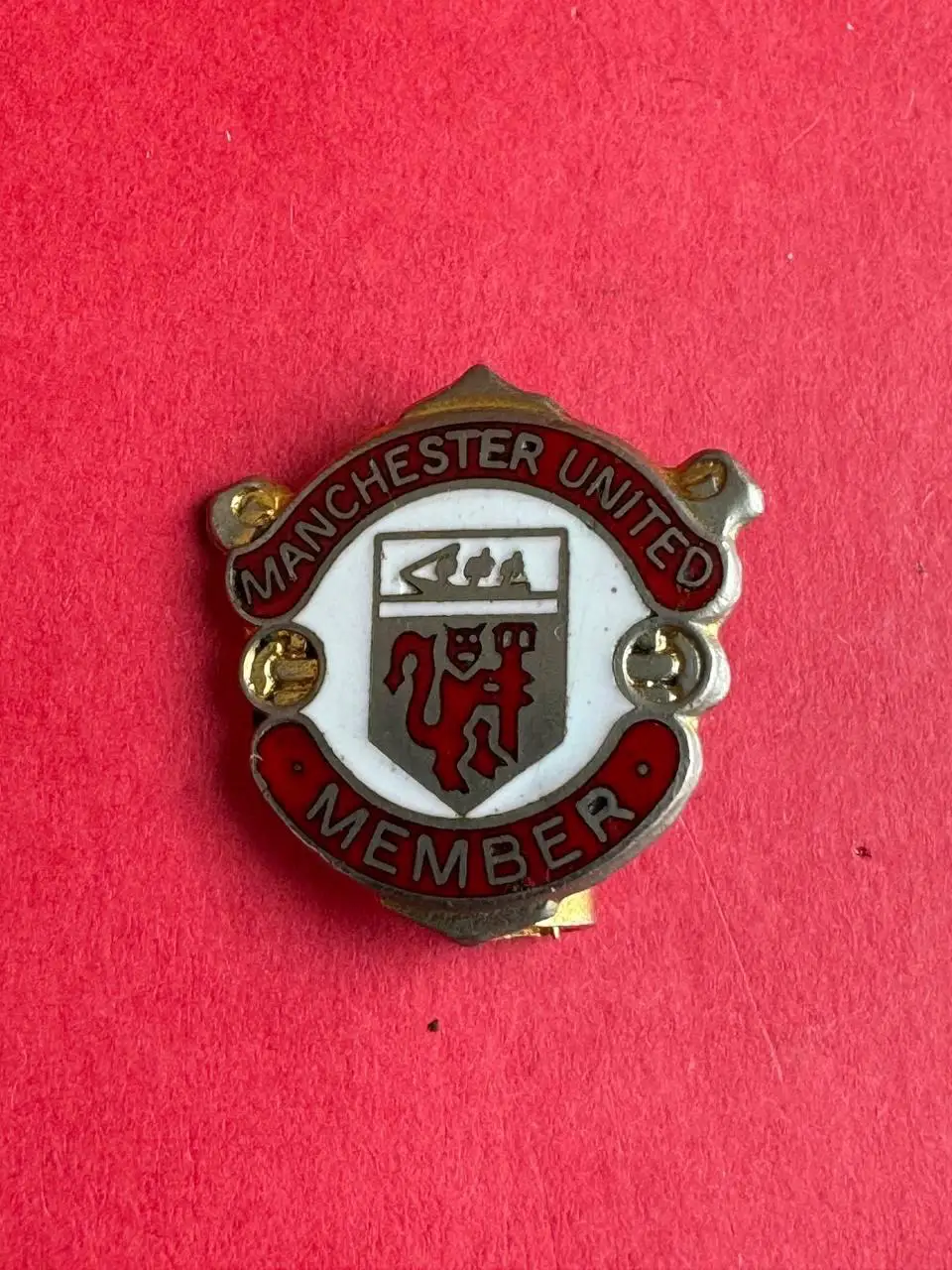 . .- . --.- Манчестер Юнайтед. Старый английский знак./ .--, --.