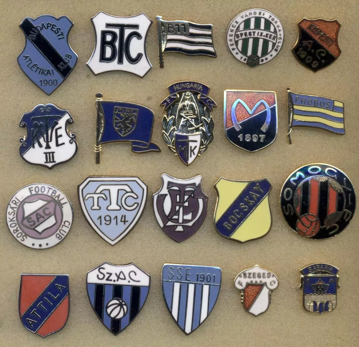 'давні'клуби Угорщина,колекція 20 штук ЕМАЛЬ /Hungary 20 replica football badges