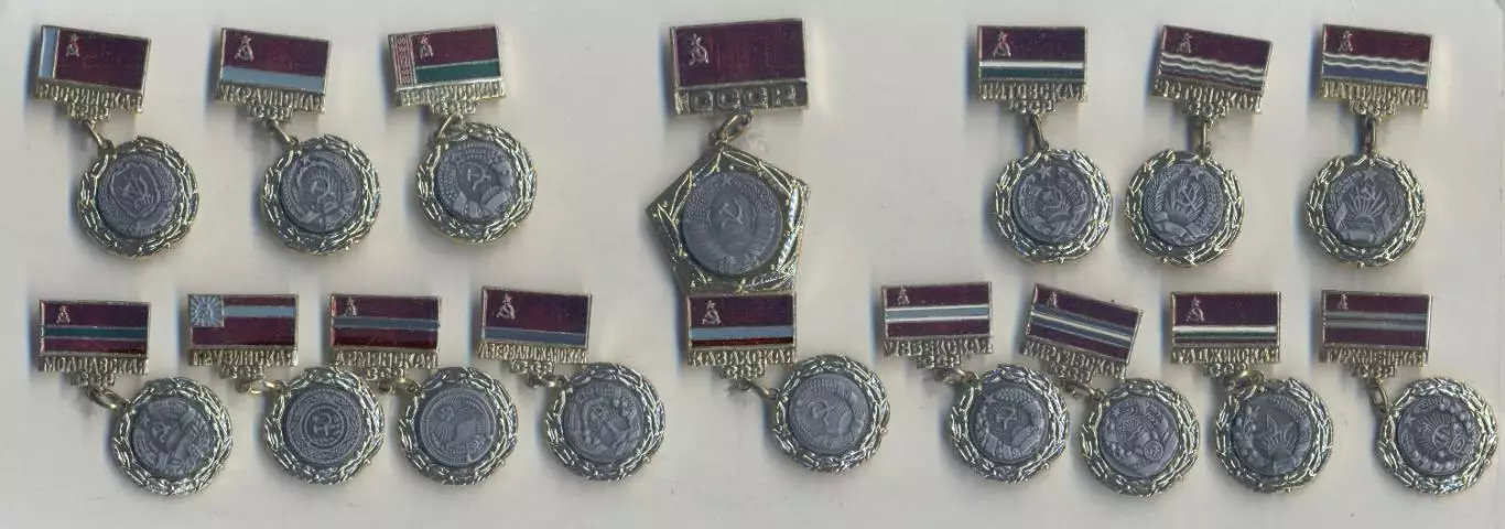 16шт срср=ссср + всі 15 республік прапори+герби алюм. / ussr+15 republics badges